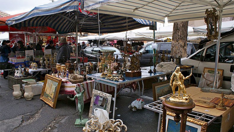 جزائريون يبيعون أشياءهم الثمينة في أسواق الخردة