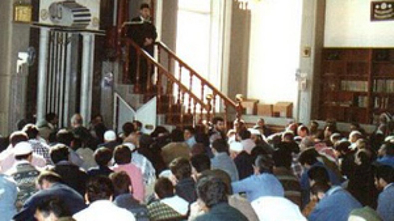 ممرّات بالمساجد وقاعات الوضوء للمعاقين ومترجمون للغة الإشارات في صلاة الجمعة