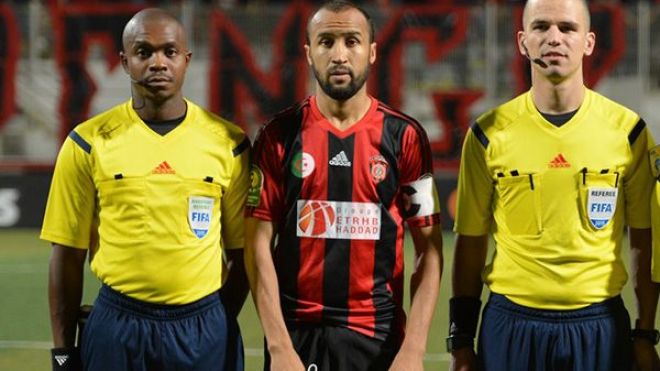 خوالد سيلعب بـ”القناع”.. وثلاثي التحكيم وصل إلى الجزائر
