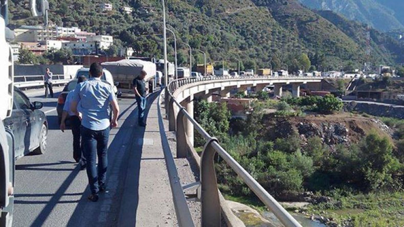 احتجاز مئات المواطنين داخل أنفاق الموت بخراطة