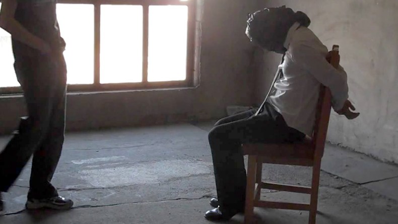 بارون مخدرات يختطف شابا ويعذبه بوحشية!