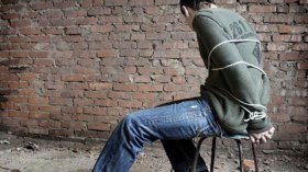 عصابة تختطف شابا وتحتجزه