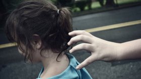 مسبوقة تختطف طفلة وتشوه وجهها بشفرة حلاقة!