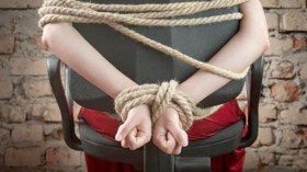عصابة يقودها شرطي تعذب جزائريا وتنكل به في ليبيا