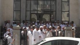 الأئمة مُضرِبون!