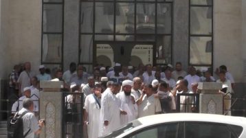 الأئمة مُضرِبون!