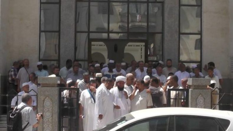 الأئمة مُضرِبون!