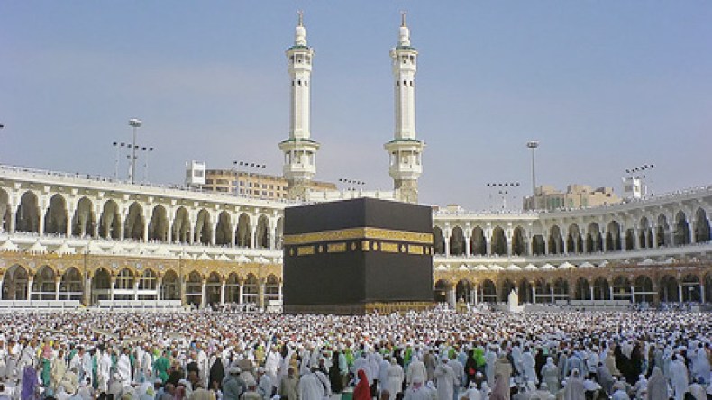 التحقيق مع 25 “حراڤا” سلفيا بعد طردهم من البقاع المقدسة