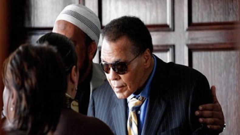 نجوم عالميون يكرمون الملاكم الأمريكي المسلم محمد علي كلاي