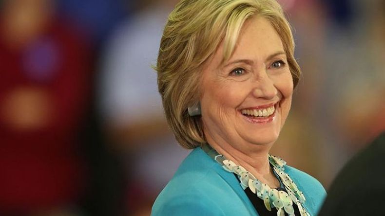 هيلاري كلينتون.. من وزيرة خارجية لأمريكا إلى نادلة!