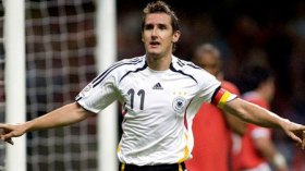 كلوز: لا نشغل بالنا بسيناريو 2006 قبل مواجهة إيطاليا