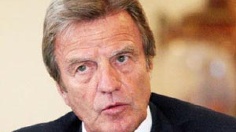 كوشنير يفصّل لبوتفليقة مشروع ساركوزي