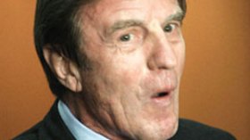 كوشنير يعارض ساركوزي ويؤكد: حضور الأسد لا يسرني