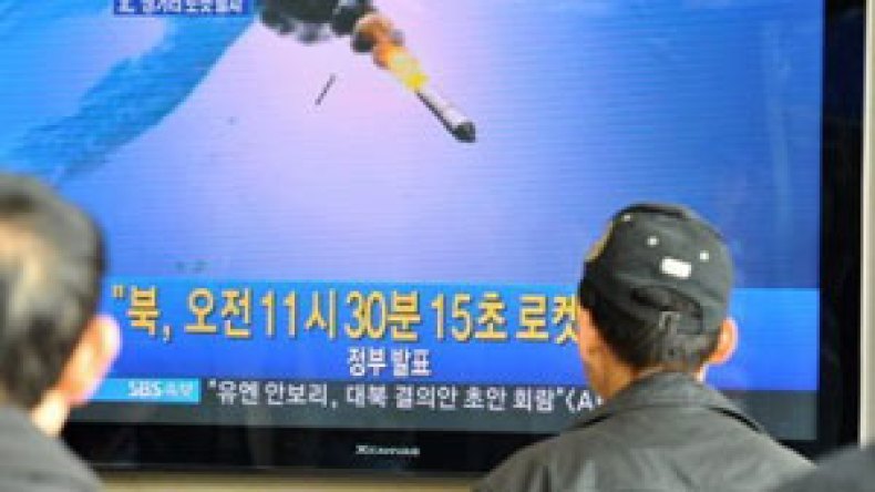 كوريا الشمالية تتحدى العالم الغربي وتطلق صاروخا طويل المدى