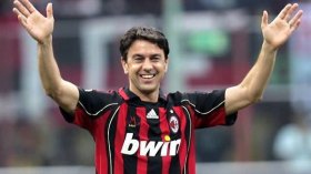 منشط تلفزيوني يركل “نجم ميلان” على المباشر