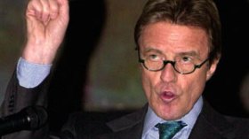 كوشنير يحث الرعايا الفرنسيين على البقاء للعمل بالجزائر