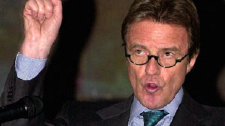 كوشنير يحث الرعايا الفرنسيين على البقاء للعمل بالجزائر