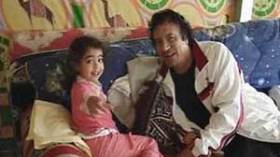 شاهدوا القذافي يلعب كالطفل مع أحفاده ..