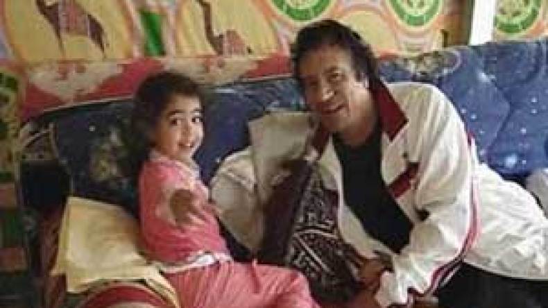 شاهدوا القذافي يلعب كالطفل مع أحفاده ..