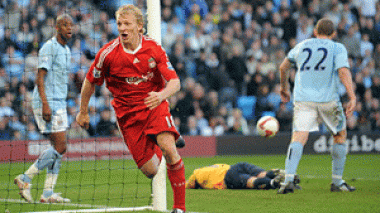 Man City 2-3 Liverpool/ Last-gasp Kuyt keeps Liverpool flying high