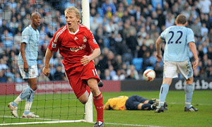 Man City 2-3 Liverpool/ Last-gasp Kuyt keeps Liverpool flying high