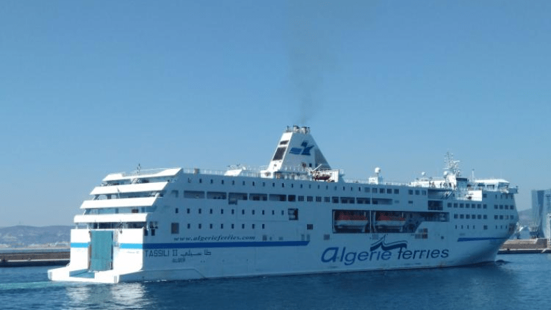 مغتربون يحتجون بسبب تأخر باخرة “طاسيلي 2” بميناء وهران
