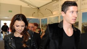 بذخ النجوم.. يرسل الخبز إلى زوجته عبر طائرة مروحية!؟