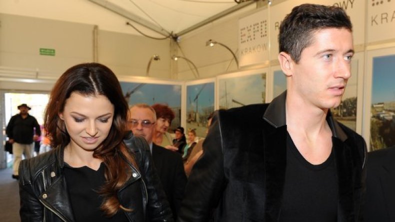 بذخ النجوم.. يرسل الخبز إلى زوجته عبر طائرة مروحية!؟