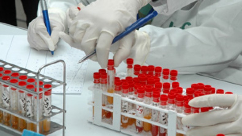 مغتربون يشترون التحاليل الطبية بالعملة الصعبة!