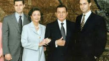 Égypte: Moubarak souffrant et ses fils en détention provisoire