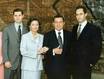 Égypte: Moubarak souffrant et ses fils en détention provisoire