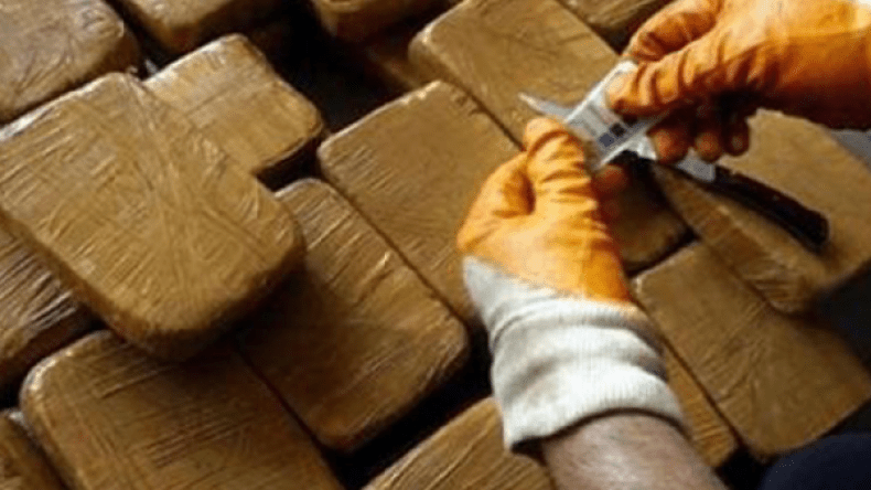 يبيع المخدرات من شرفة غرفة منزله بالطارف