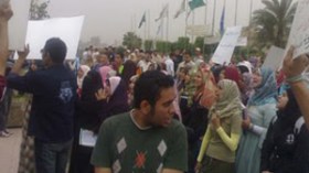 طلبة جامعة هواري بومدين يقطعون الطريق ويغلقون باب الكلية