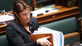 “هجمات بروكسل” تطيح بوزيرة النقل البلجيكية من الحكومة