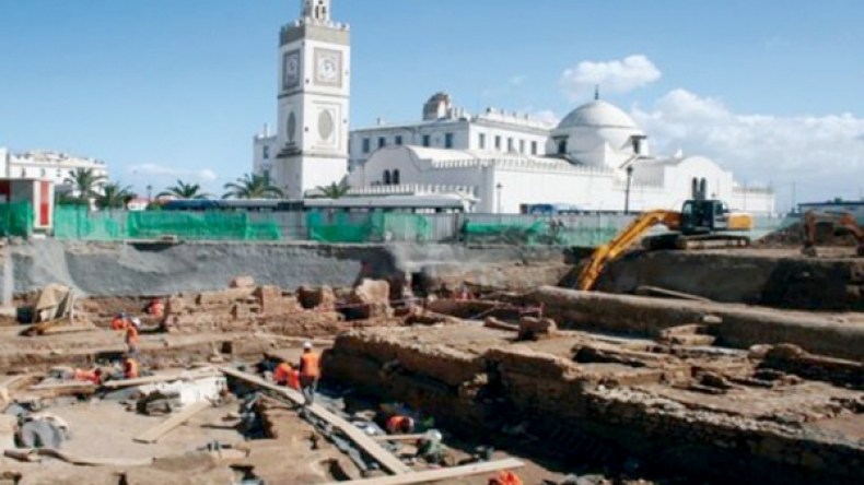 مواطنون يتزاحمون لإكتشاف “الكنز المفقود” بساحة الشهداء!