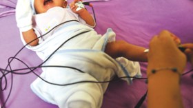 رُضّع ثقبت الأنسولين جلودهم.. صغار تحت رحمة الأوجاع