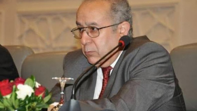 الإعتداء على العلم الوطني بالدار البيضاء ترك جرحا غائرا في الضمير الجزائري