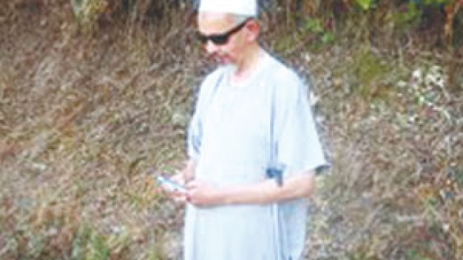 كفيف‭ ‬يعيش‭ ‬في‭ ‬الأدغال‭ ‬رفقة‭ ‬عائلته‭ ‬ولا‭ ‬عمل‭ ‬له‭ ‬سوى‭ ‬حفظ‭ ‬القرآن