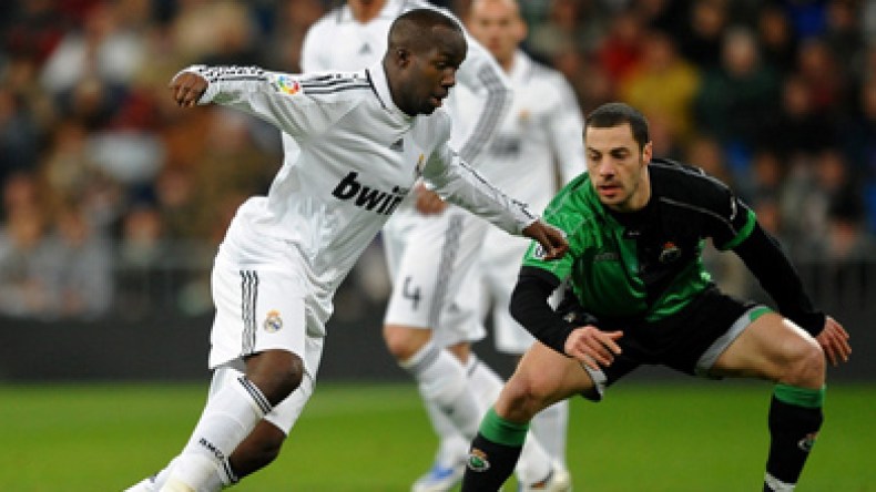 الفاف حائرة في كيفية إرسال تذكرة سفر لحسن