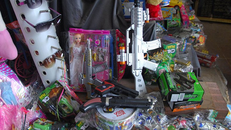 الرشاشات والمسدسات.. الألعاب الأكثر رواجا عشية العيد