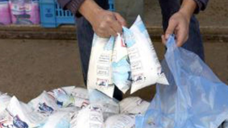 ندرة حادة في الخبز والحليب وأزمة نقل يومي العيد