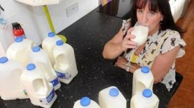 بريطانية تشرب 5 لترات يوميا من الحليب لأنها لا تحب طعم المياه