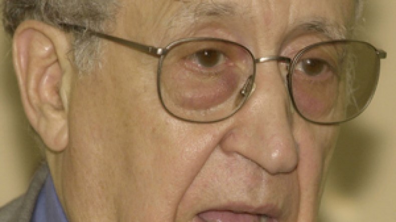 الأخضر الإبراهيمي في الجزائر للمشاركة في “ملتقى الثورات العربية”