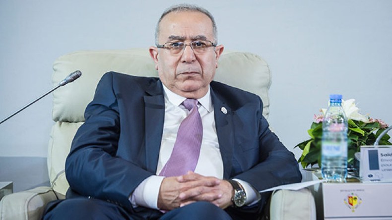 حاكم الشارقة يجر لعمامرة إلى البرلمان