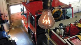 مصباح متوهج منذ 113 عام بمحطة إطفاء أمريكية!