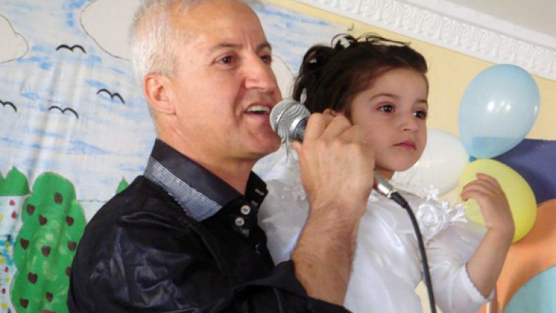 “لولا صوتي لما وجد أولادي ما يأكلون!”