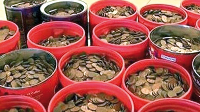 يودع 226 كيلو من القطع النقدية في البنك!