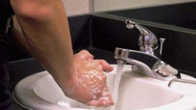 تهافت غير مسبوق على السوائل المطهرة ومختصون يحذرون من مضاعفاتها