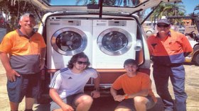 صديقان يحولان سيارتهما إلى غسالة متنقلة لمساعدة المشردين