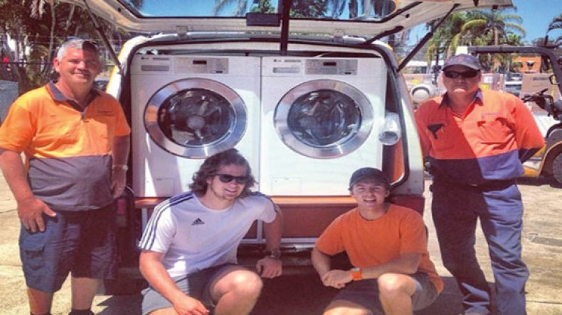 صديقان يحولان سيارتهما إلى غسالة متنقلة لمساعدة المشردين